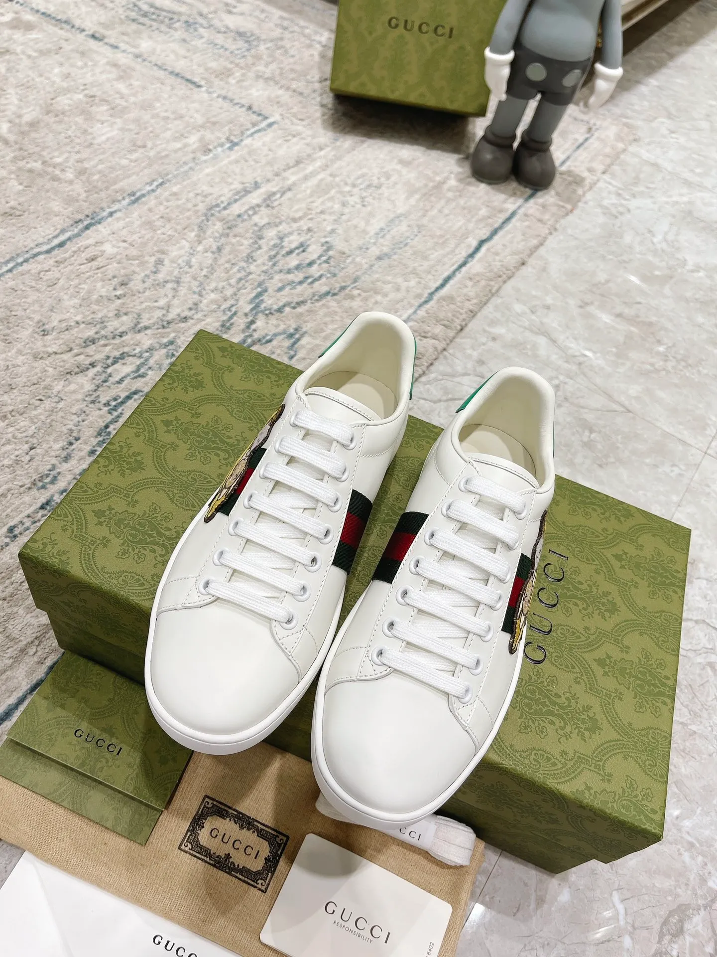 👟👟Ex-factory price 440👟👟 Women's shoe factory GUCCi's latest anti-counterfeiting line classic sports lace-up white shoes for couples ☝︎57 layouts of the whole series are shipped with high quality★ Color matching is being updated continuously... 🔥Look for our upgraded version quality, original mold opening ✔️Original last shape ✔ Everything is authentic from the inside out🥊 🍬Material: 🔸The upper is made of Italian cowhide imported from the original factory. The comfort and softness are higher than ordinary cowhide from domestic factories. ➕Full cowhide lining and foot pads. The lining adopts the same lasting method as the original. The midsole is also printed with double G and the insole is also original molded. 3D craftsmanship❗️Different from ordinary products in the market❗️➕The outsole adopts the original high-density one-to-one sole➕⚠️The snakeskin tail is consistent with the authentic color, and the real snakeskin is a small piece➕🗯The embroidered patches are also authentic. After disassembly, each color comparison is accurate before shipment‼ ️ Shoe size: Female 35-40 Male 39-44